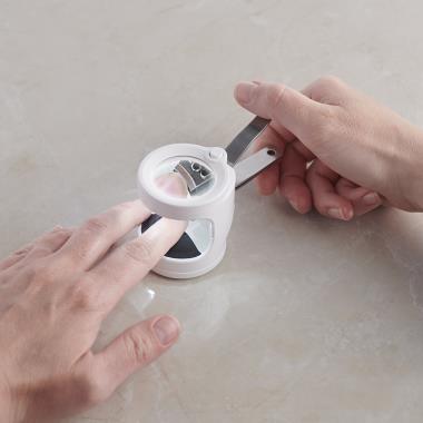 The Nail Illuminating Magnifying Clipper