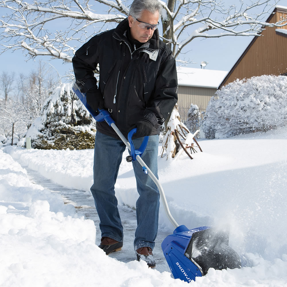 Лопата для уборки снега на даче - фото