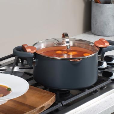 The Non-Stick Lightweight Dutch Oven - Hammacher Schlemmer