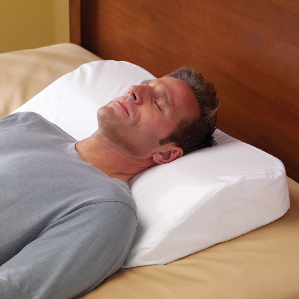 Сон лечить людей. Ортопедическая подушка от храпа. Клиновидная подушка от храпа. Позиционер для сна от храпа. Ортопедическая подушка при апноэ.
