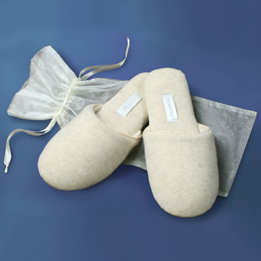 The Women s Cashmere Slippers Hammacher Schlemmer