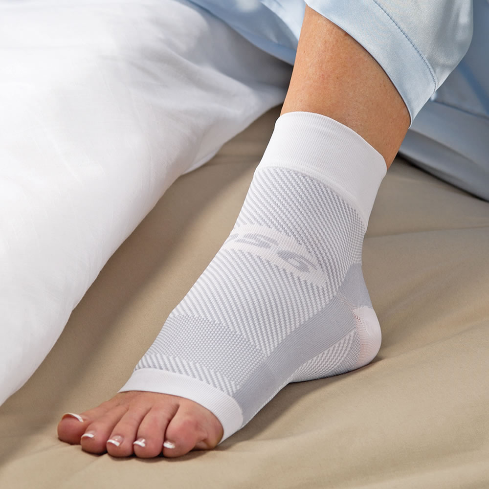 The Nighttime Plantar Fasciitis Foot Sleeve Hammacher Schlemmer 