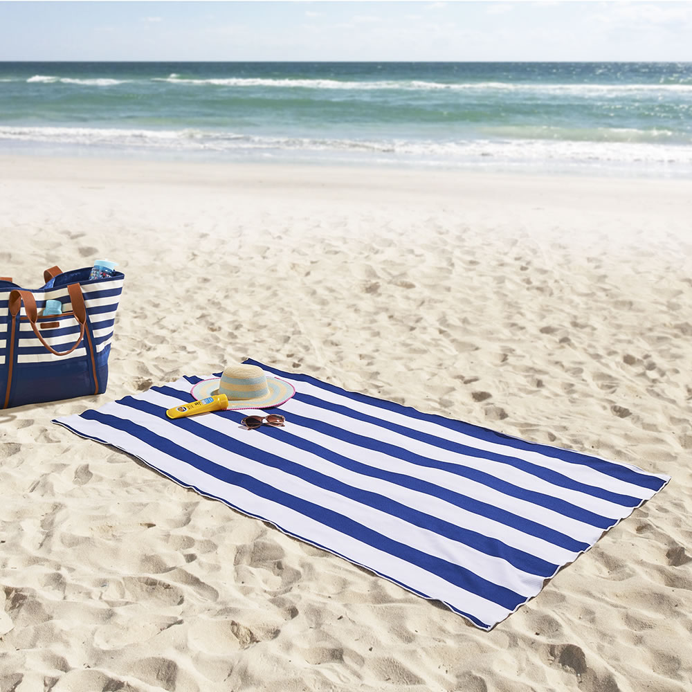 The Sandless Beach Towel Hammacher Schlemmer